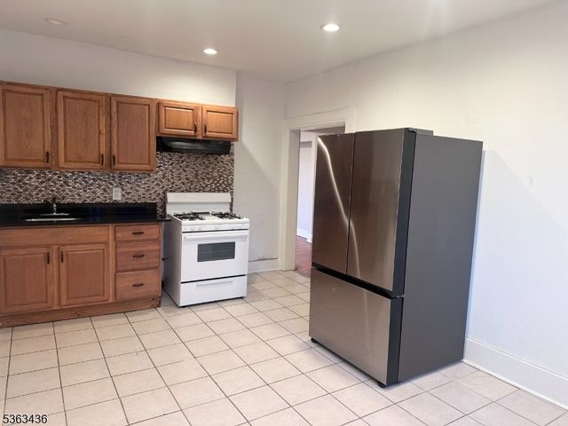 58 Prospect St, Dover Town, NJ 07801