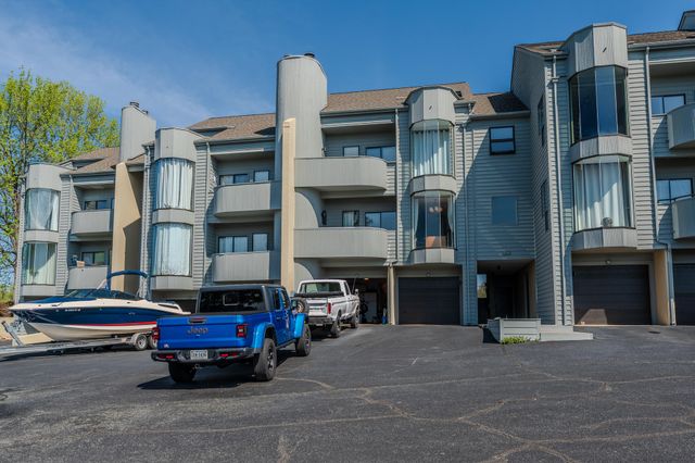 25 Clubhouse Towers Cir Unit 707, Moneta, VA 24121