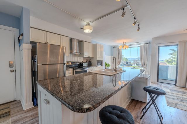 25 Clubhouse Towers Cir Unit 707, Moneta, VA 24121