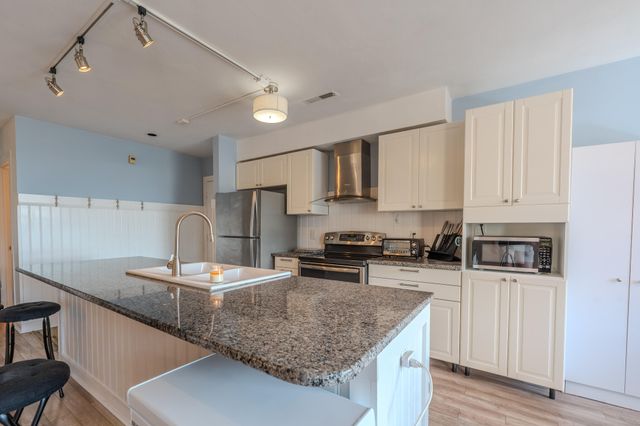 25 Clubhouse Towers Cir Unit 707, Moneta, VA 24121