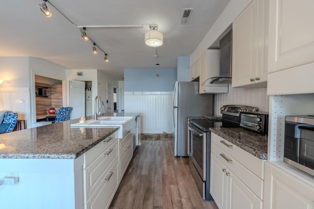 25 Clubhouse Towers Cir Unit 707, Moneta, VA 24121