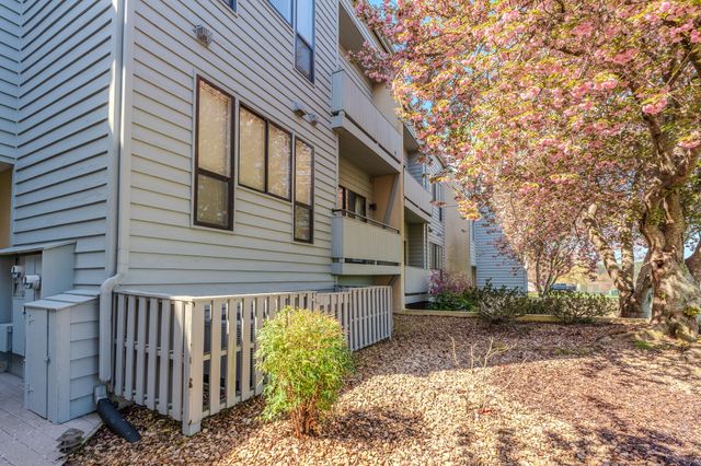 25 Clubhouse Towers Cir Unit 707, Moneta, VA 24121