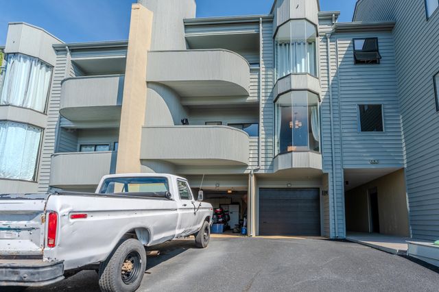 25 Clubhouse Towers Cir Unit 707, Moneta, VA 24121