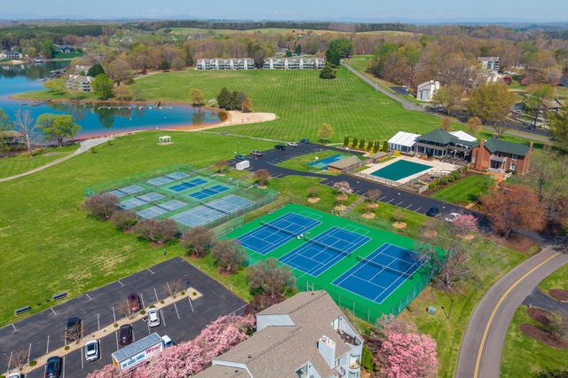 25 Clubhouse Towers Cir Unit 707, Moneta, VA 24121