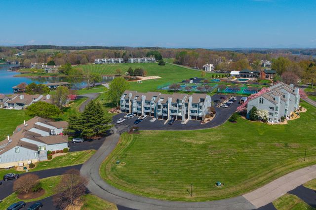 25 Clubhouse Towers Cir Unit 707, Moneta, VA 24121