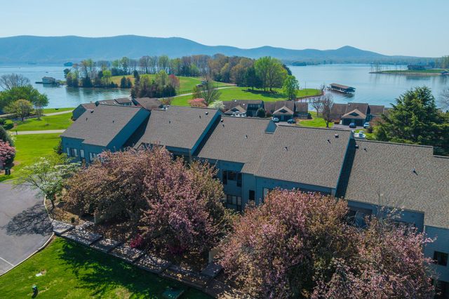 25 Clubhouse Towers Cir Unit 707, Moneta, VA 24121