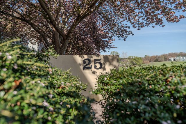 25 Clubhouse Towers Cir Unit 707, Moneta, VA 24121