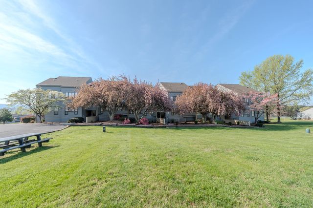 25 Clubhouse Towers Cir Unit 707, Moneta, VA 24121