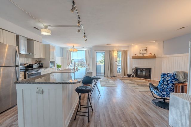 25 Clubhouse Towers Cir Unit 707, Moneta, VA 24121