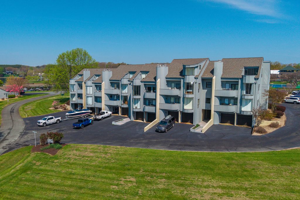 25 Clubhouse Towers Cir Unit 707, Moneta, VA 24121