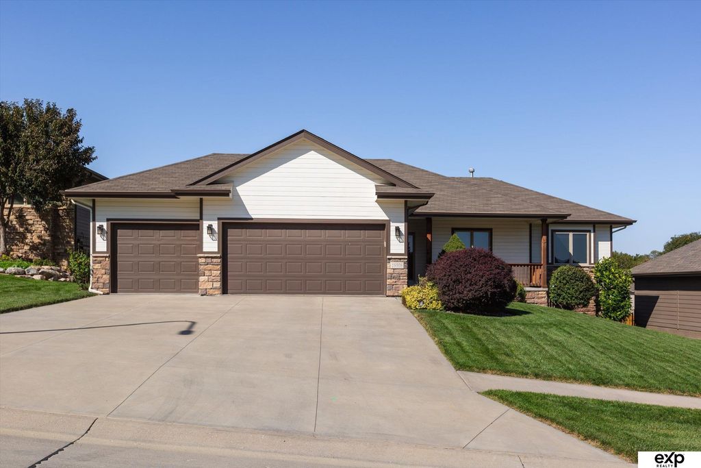19506 Cottonwood Circle, Elkhorn, NE 68022