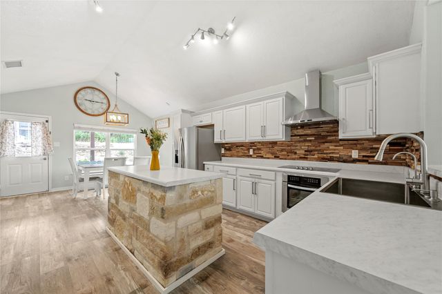 1110 Twin Deer LN, Canyon Lake, TX 78133