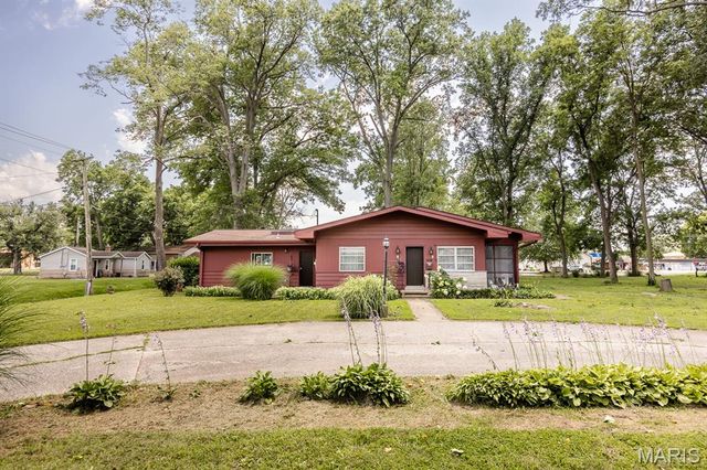1018 W Green Street, Mascoutah, IL 62258