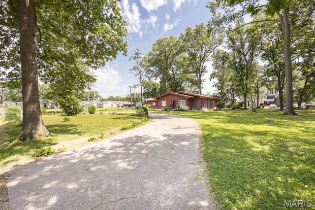 1018 W Green Street, Mascoutah, IL 62258