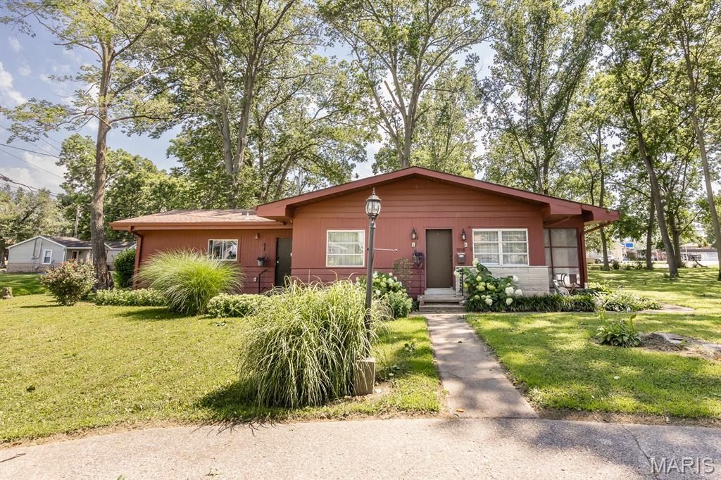 1018 W Green Street, Mascoutah, IL 62258