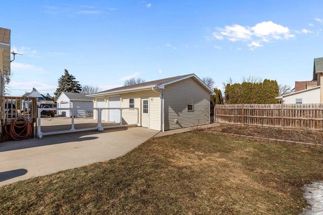 207 W FOREST AVENUE, Neenah, WI 54956