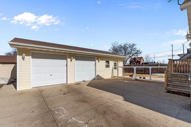 207 W FOREST AVENUE, Neenah, WI 54956