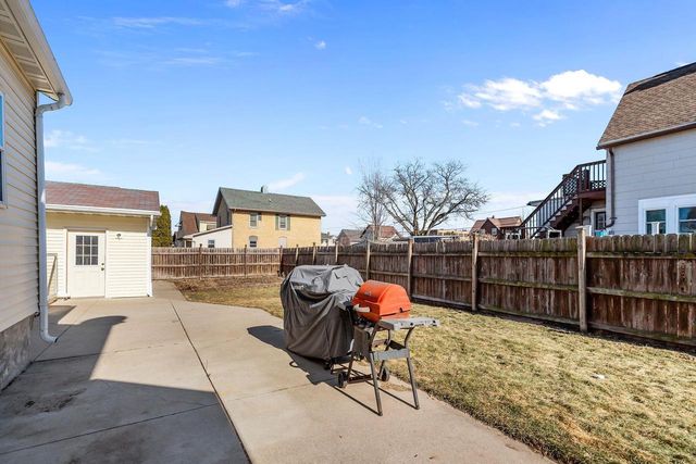 207 W FOREST AVENUE, Neenah, WI 54956