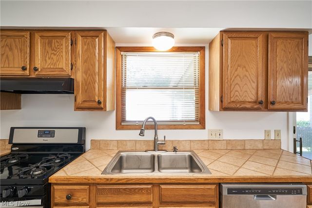 1056 Endicott Drive, Akron, OH 44313