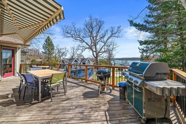W303N2665 Maple AVENUE, Pewaukee, WI 53072