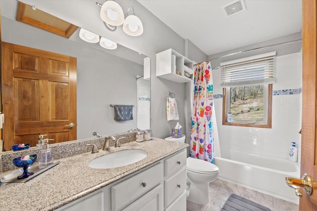 W303N2665 Maple AVENUE, Pewaukee, WI 53072