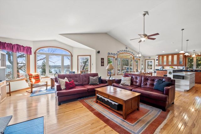 W303N2665 Maple AVENUE, Pewaukee, WI 53072