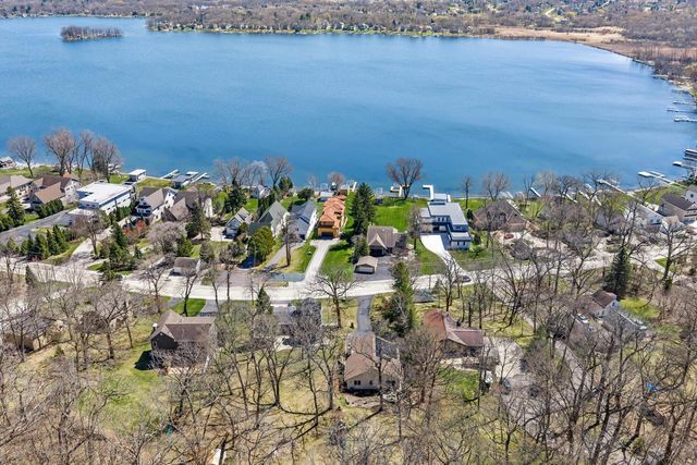 W303N2665 Maple AVENUE, Pewaukee, WI 53072