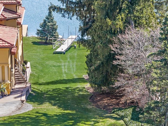 W303N2665 Maple AVENUE, Pewaukee, WI 53072