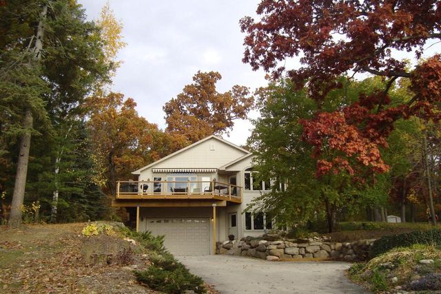 W303N2665 Maple AVENUE, Pewaukee, WI 53072