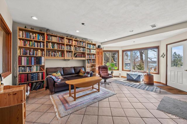 W303N2665 Maple AVENUE, Pewaukee, WI 53072