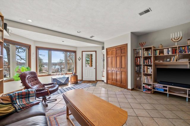 W303N2665 Maple AVENUE, Pewaukee, WI 53072
