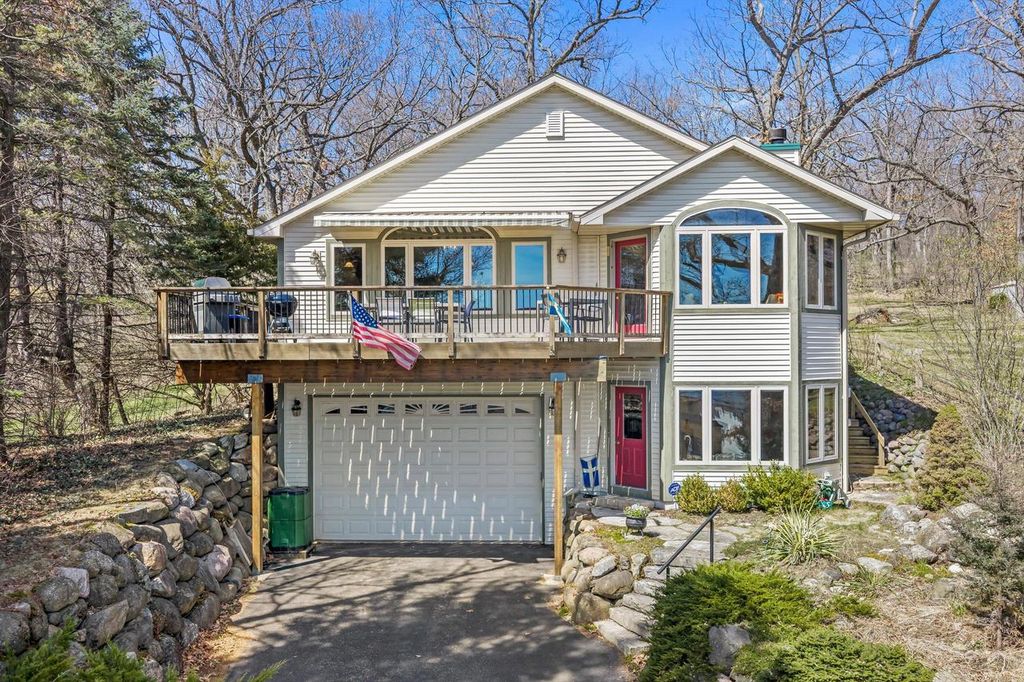 W303N2665 Maple AVENUE, Pewaukee, WI 53072