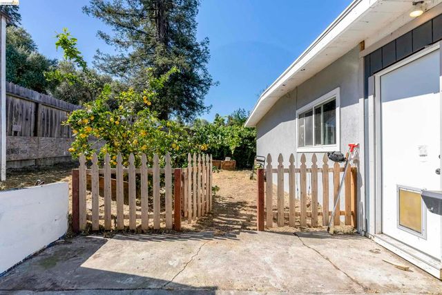 1050 Sierra Ave, Martinez, CA 94553