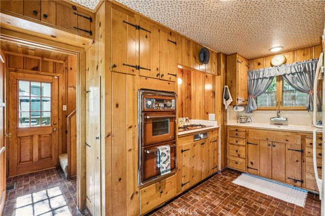 373 John Muir, Lake Arrowhead, CA 92352