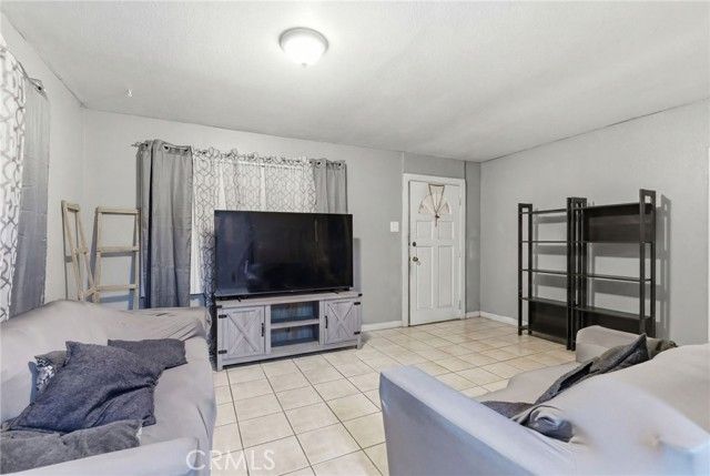 907 E 109th Place, Los Angeles, CA 90059