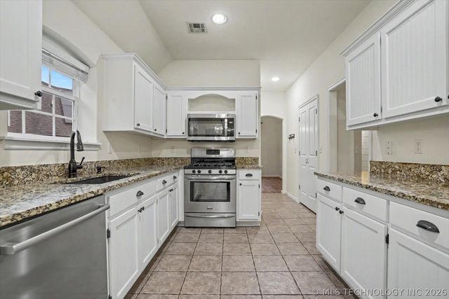 2111 W E Court, Jenks, OK 74037