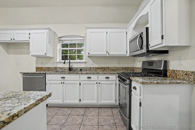 2111 W E Court, Jenks, OK 74037