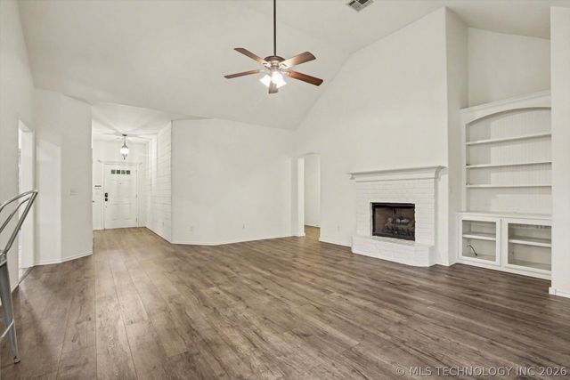 2111 W E Court, Jenks, OK 74037