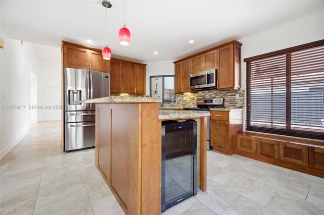 561 SW 87th Ct, Miami, FL 33174