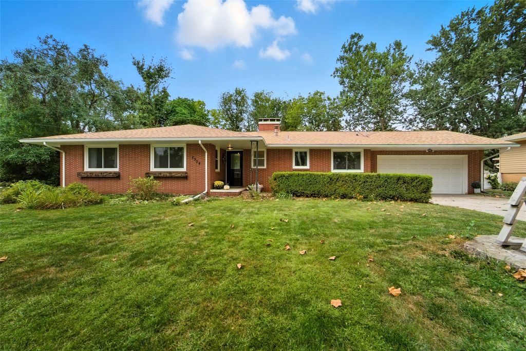 2904 92nd Street, Urbandale, IA 50322