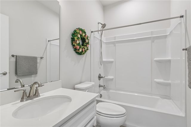 332 Red Bud Ln, South Strabane, PA 15301