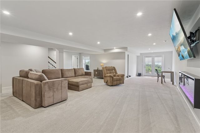 332 Red Bud Ln, South Strabane, PA 15301