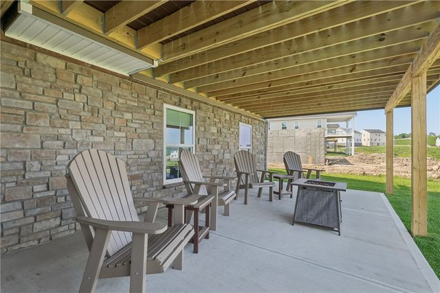 332 Red Bud Ln, South Strabane, PA 15301