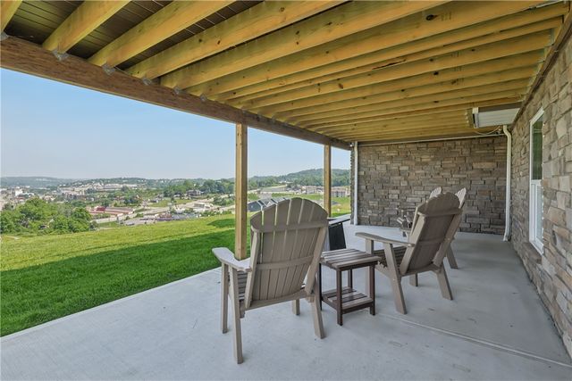 332 Red Bud Ln, South Strabane, PA 15301