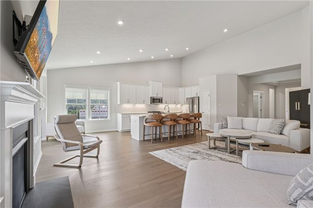 332 Red Bud Ln, South Strabane, PA 15301