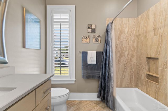 1639 Llani Ln, Gulf Breeze, FL 32563