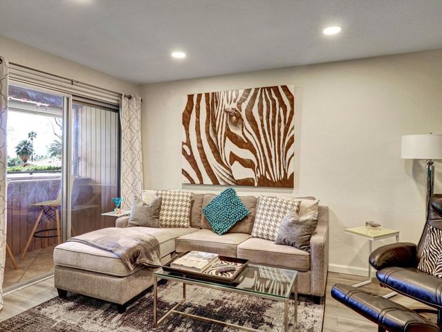 470 N Villa Court 208, Palm Springs, CA 92262