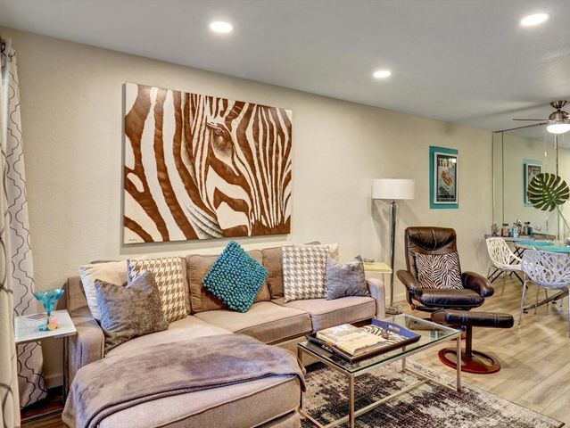 470 N Villa Court 208, Palm Springs, CA 92262