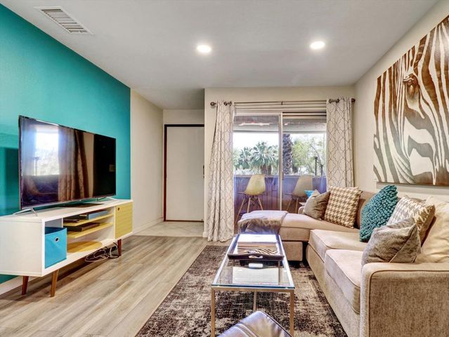 470 N Villa Court 208, Palm Springs, CA 92262