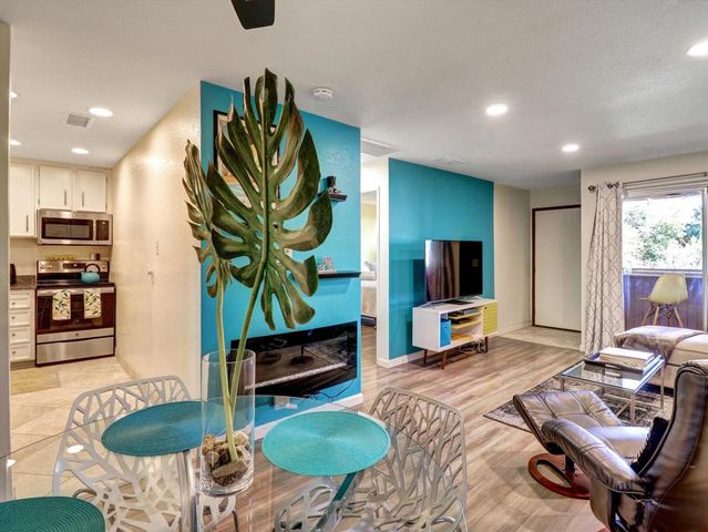 470 N Villa Court 208, Palm Springs, CA 92262